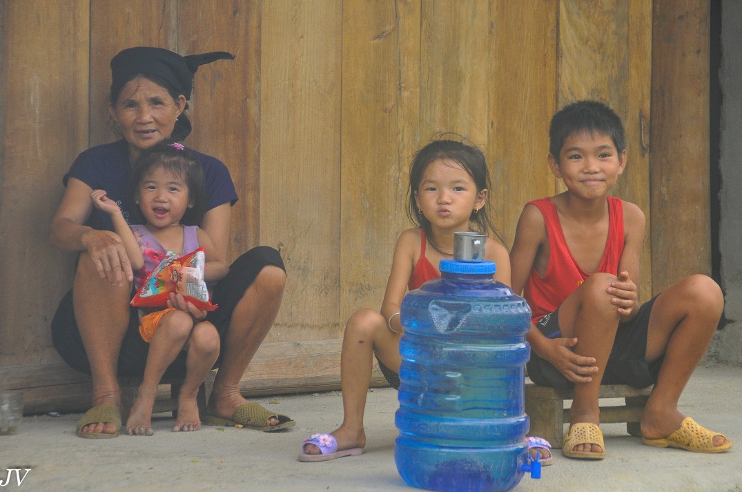 1) Depuis un bus. Famille qui regarde des touristes bloqués dans leur bus