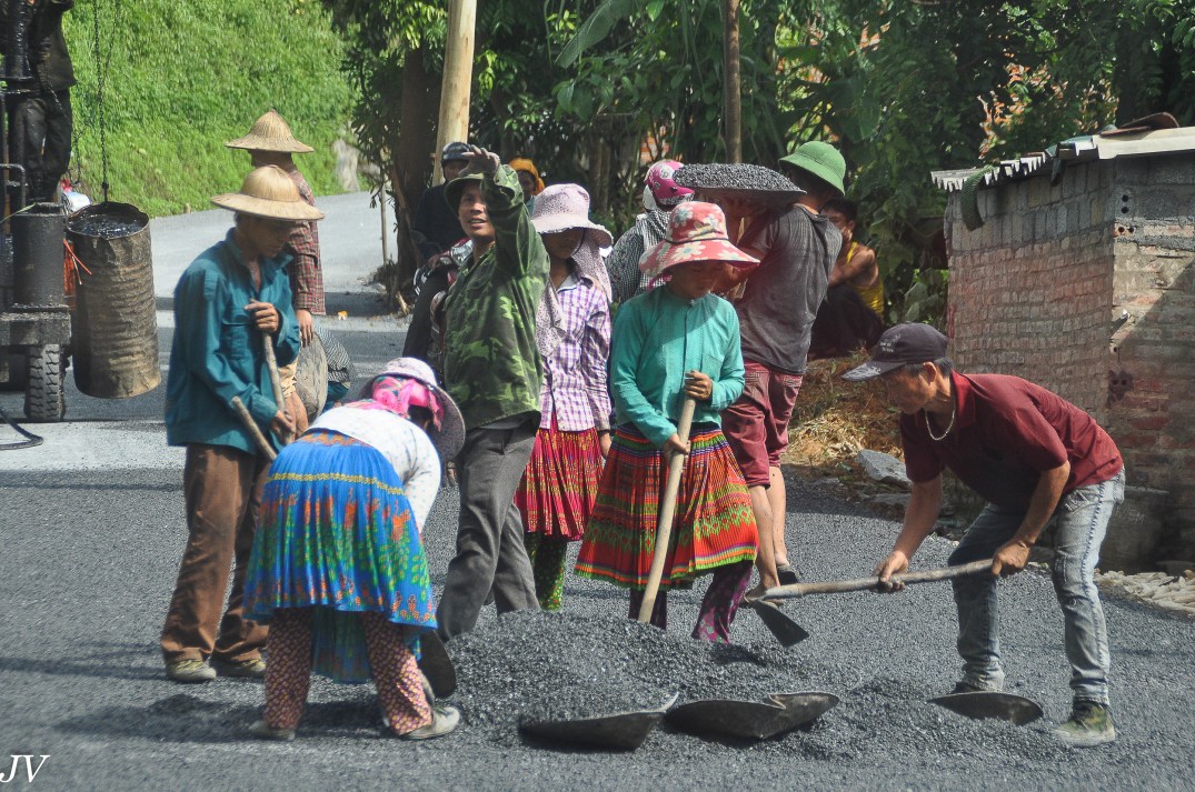 2) Depuis le bus. Des faiseurs et faiseuses de route... qui bloquent la circuation