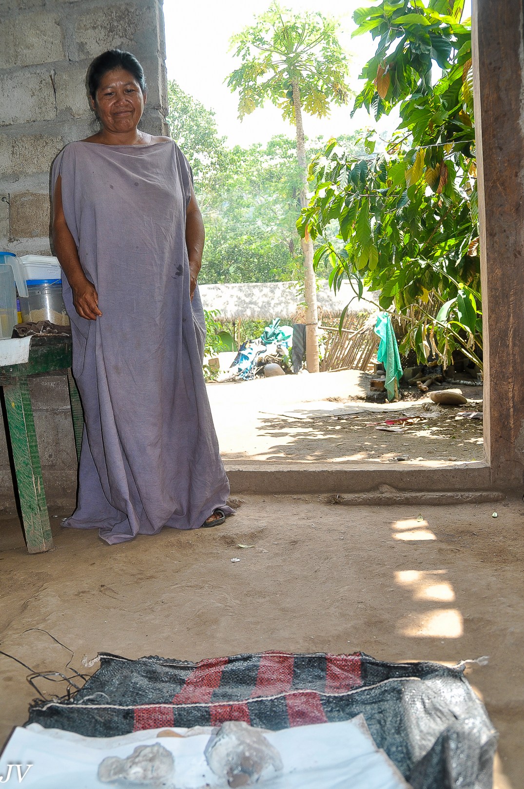 Pérou. Curandera ashaninka devant ses pierres qui viennent de parler d'un dysfonctionement de santé