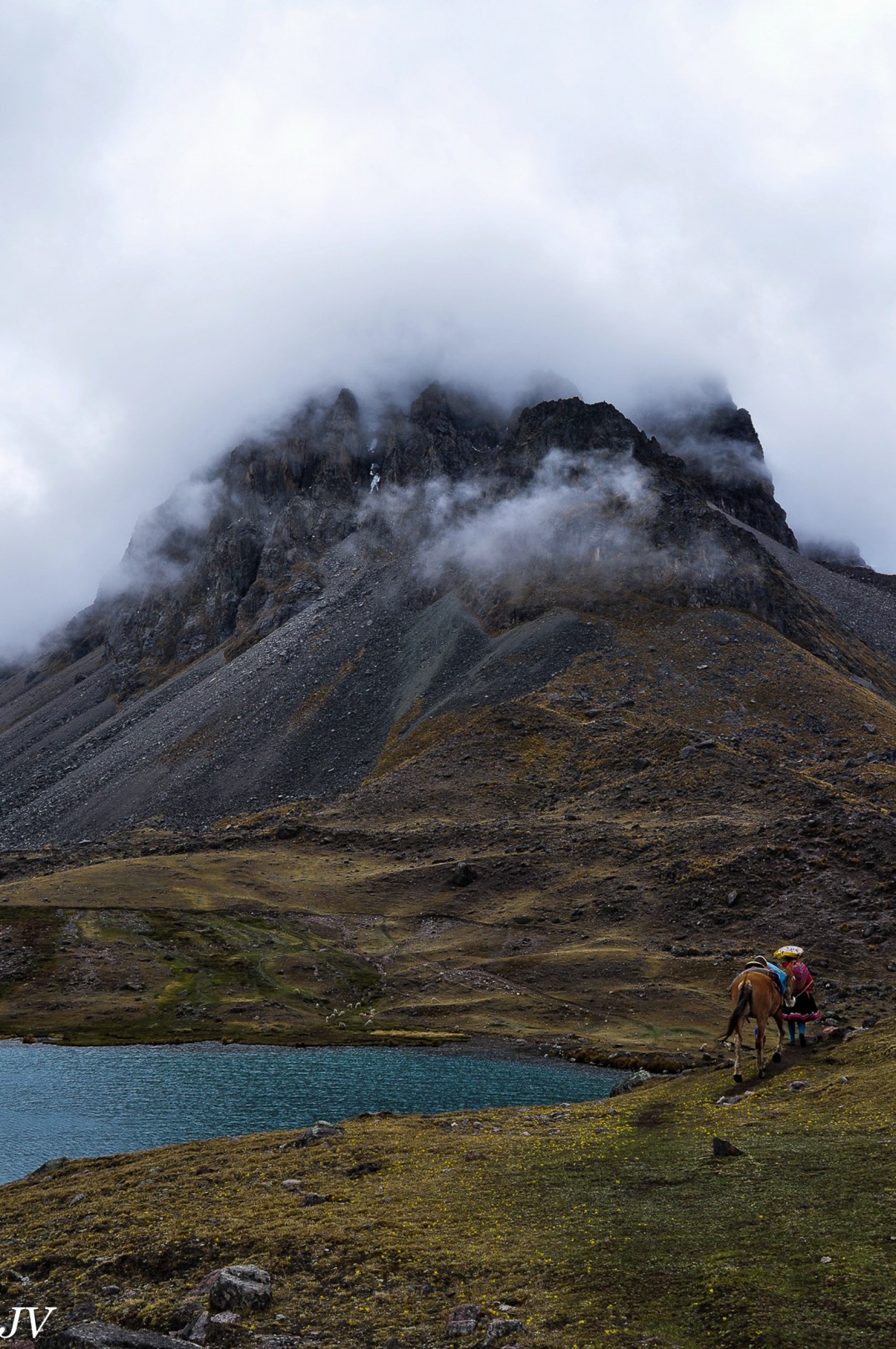 Pérou. Paysanne avec cheval approchant un apu